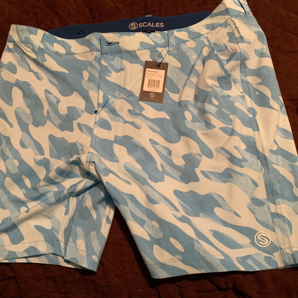 Scales fishing shorts blue camo pattern.  Brand new with tags size 42